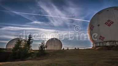旧军事基地的时间流逝。 在有球形屋顶的废弃雷达站Pamir上观看。 时光流逝视频与酷云