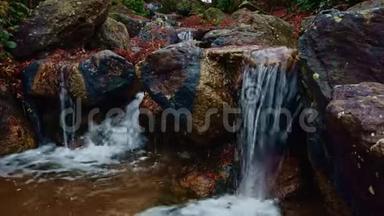 水流以瀑布的形式下降。 日本花园野石上的小瀑布