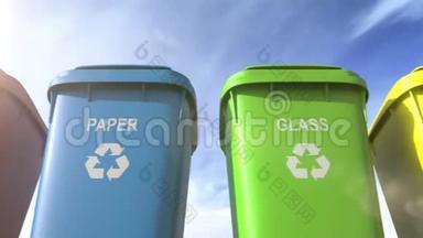 带有废物分类标签及回收标志的多色垃圾箱