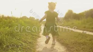 一个小女孩在<strong>阳光</strong>明媚的夏日<strong>傍晚</strong>沿着乡间小路奔跑
