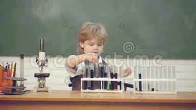 教室里的孩子，背景是黑板。 实验室显微镜和试管。 家庭教育。 我的化学