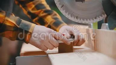 木工-一名木工用铅笔和标尺在木刻上做记号-一个圆锯