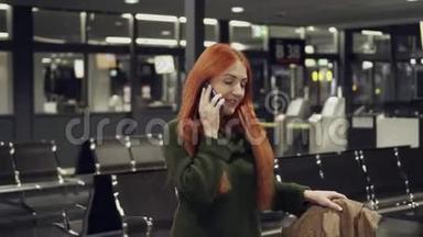 年轻女子走在机场候机楼，打电话