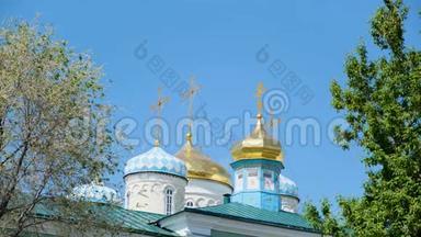 东正教十字架上的金色圆顶或古铜色再次蓝色晴朗的天空。 库存录像。 为所有人的荣誉建造美丽的教堂