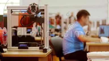 现代<strong>科技展</strong>-一名工人修理电脑-前景是3D打印机