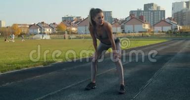运动的金发女人完成<strong>跑步</strong>和弯腰，以捕捉她的<strong>呼吸</strong>。