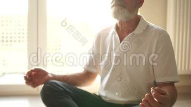 养老金领取者首次掌握冥想和瑜伽课程。 久坐不动。 精神实践、健康生活方式