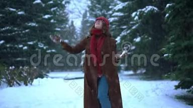穿着针织围巾和帽子的年轻漂亮女人在公园里玩雪球。 <strong>冬季</strong>时<strong>尚</strong>