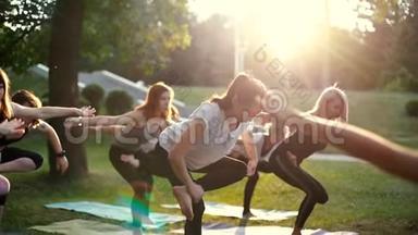 一群身穿运动服的年轻女子单腿站在瑜伽位置