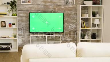 绿色大屏幕电视在明亮明亮的客厅里，里面没有人