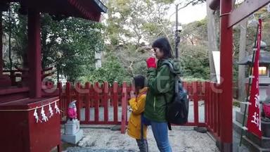 母亲和女儿正在镰仓神社祈祷。