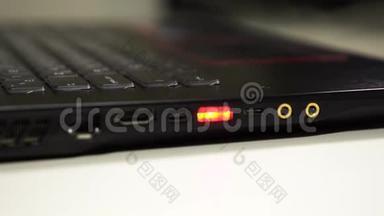 关闭多莉镜头的笔记本电脑端口与红色辉光USB端口。 现代笔记本。
