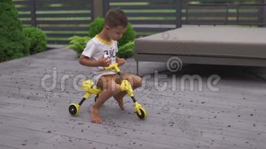 小男孩儿子骑着三轮自行车，看起来像蜜蜂-家庭价值观温暖的颜色夏天的场景