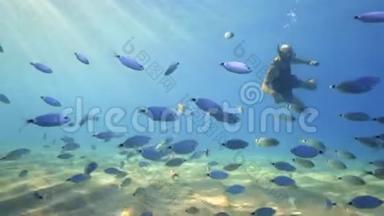 自由潜水员在水下用防水手机拍照