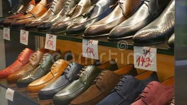 鞋店橱窗里的货架上摆着不同经典的皮革男鞋`各种颜色的鞋，上面贴着价格标签
