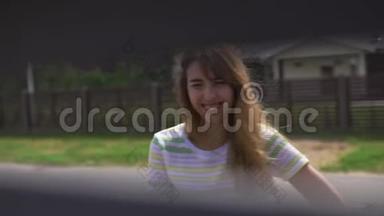 年轻女子肖像情感模仿穿过花园栅栏微笑快乐-家庭价值观暖色夏景