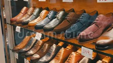 鞋店<strong>橱窗</strong>里的货架上摆着不同经典的皮革男鞋`各种颜色的鞋子，上面<strong>贴</strong>着价格标签