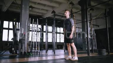 有吸引力的肌肉人在健身房锻炼和训练，肌肉弓步蹲