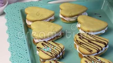 女人装饰巧克力棉花糖三明治。 铺在托盘上的甜点