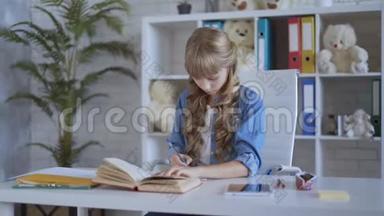 小可爱的女孩在她的房间里做作业。 9-12岁的孩子。 4K