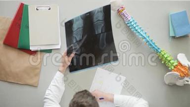伦琴学家医生用他工作场所的x射线图像的描述来填补空白。