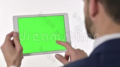 商人用彩色屏幕滚动平板电脑，白色背景