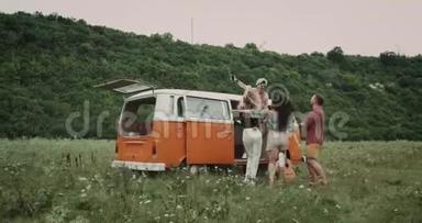 在野餐时和年轻的朋友跳舞，带着自拍，度过一段美好的<strong>时光</strong>，后面站着一辆<strong>复古</strong>的面包车。