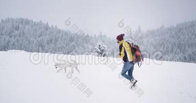 一个人走在白雪森林的顶端，身后有一只白山狗，周围景色令人惊叹