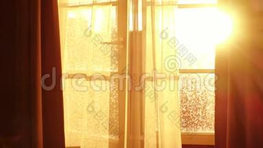阳光透过敞开的窗户透明的窗帘