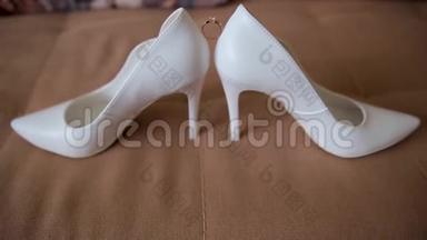 新娘`鞋上戴着结婚戒指。 结婚。 装饰。 新娘`的鞋子。