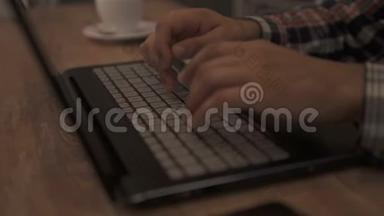 写电子邮件或在电脑上工作，商人手打字笔记本电脑键盘业务，手触摸打字指向