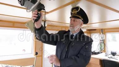 有胡子的船长在船长桥上设置无线电。 <strong>导航</strong>干事管理<strong>导航</strong>面板上的设备