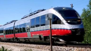 两辆红色和灰色的客车在铁轨上<strong>快速通过</strong>的特写片段。