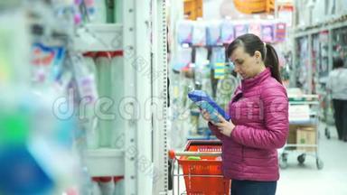 女士阅读超市产品信息