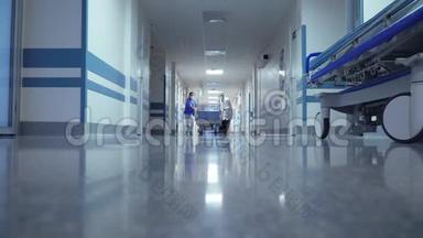 病人在医院走廊`的交通