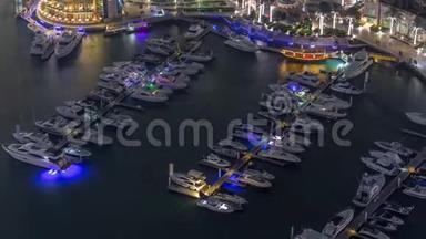 在迪拜码头漂浮的游艇上的鸟瞰夜景。 白船在运河里。