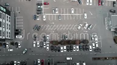 大都市商务中心附近停车的汽车停车的高空俯视图，时间流逝视频。 汽车停在贸易附近