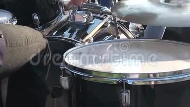 一个鼓手在他的鼓组上表演，在鼓包上演奏