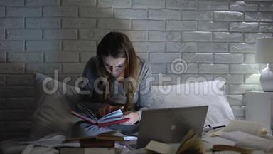 女学生<strong>看</strong>书，<strong>深夜</strong>用笔记本电脑打字，截止日期