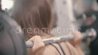 一位在健身房训练的女运动员-放下哑铃，擦出汗水