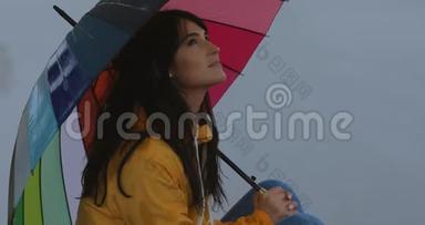 女人在伞下享受<strong>秋雨</strong>