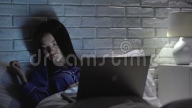 晚上睡在笔记本电脑前的女孩，沉迷于网络，社交网络