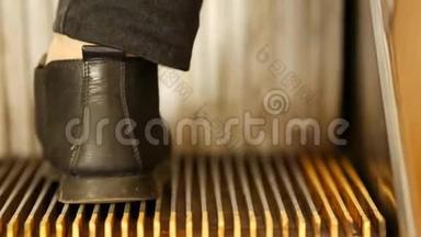 地铁自动扶梯的移动帆布上的<strong>女鞋</strong>。 双脚穿在扶梯的台阶上.. 特写