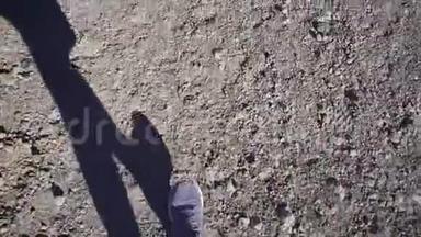 一个穿着<strong>登山鞋</strong>在火山地带行走的人。 特内里费，泰德国家公园