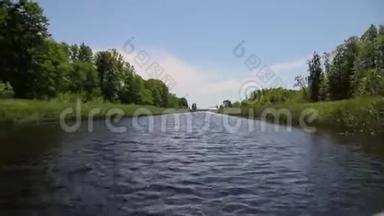 夏天的DnieperBug运河-沿河之旅，从船业的角度观看