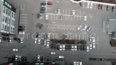商务中心繁忙区域设有停车场、高空俯视、延时。 在市中心的贸易中心停车。 时间流逝