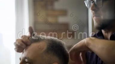 时尚理发师的肖像。 专业人士在他的理发店工作时拍摄了视频。