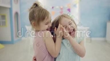 两个女孩玩得很开心，站在镜头前互相拥抱