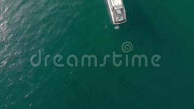 游客从船上潜入海洋。 空中无人机射击