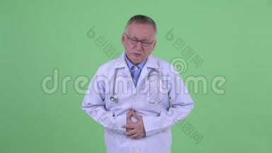 成熟的日本男子医生胃痛